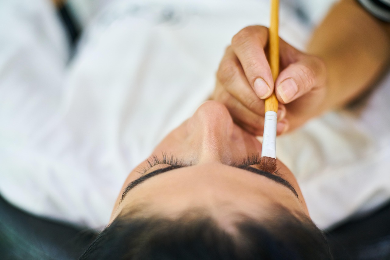 눈썹에도 시대가 있다 — What Eyebrows Say About a Decade