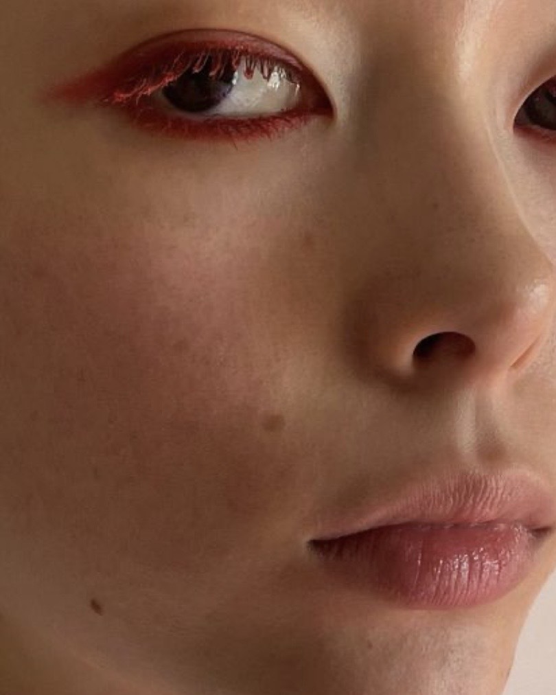 빨간색은 이제 입술에만 바르지 않는다 — RED MOVES TO THE EYES